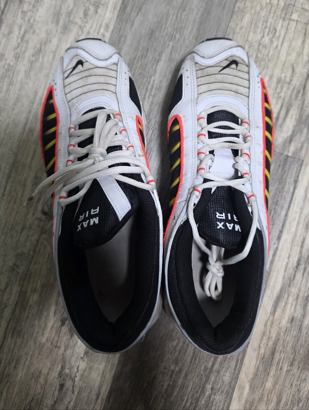 Nike Men's Black White Yellow Red Accent Sneakers 10 - Picture 5 of 8